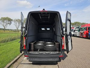 Przestrzeń ładunkowa — Mercedes-Benz SPRINTER 317 L2H2 LED Mbux10 Navi z 2024 roku