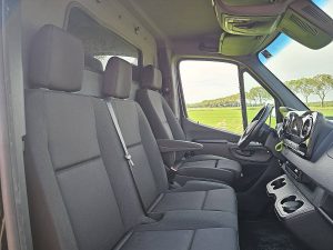 Wnętrze kabiny — Mercedes-Benz SPRINTER 317 L2H2 LED Mbux10 Navi z 2024 roku