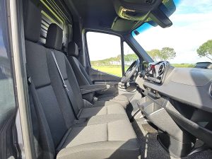 Wnętrze kabiny — Mercedes-Benz SPRINTER 317 L2H2 Mbux10 LED AC! z 2024 roku