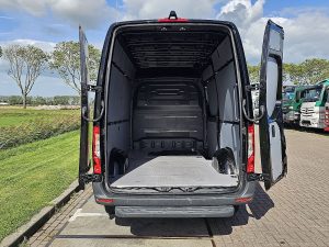 Przestrzeń ładunkowa — Mercedes-Benz SPRINTER 317 L2H2 Navi Mbux AC z 2023 roku