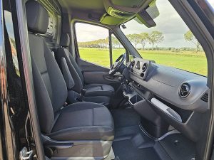 Wnętrze kabiny — Mercedes-Benz SPRINTER 317 L2H2 Navi Mbux AC z 2023 roku