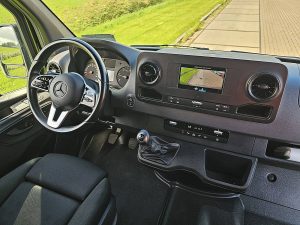 Deska rozdzielcza i stanowisko kierowcy — Mercedes-Benz SPRINTER 317 L2H2 Navi Mbux AC z 2023 roku