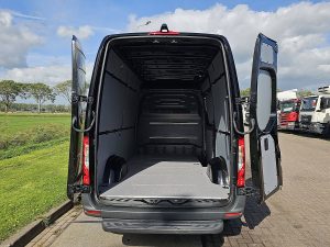 Przestrzeń ładunkowa — Mercedes-Benz SPRINTER 317 L2H2 RWD Mbux AC z 2023 roku
