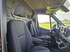 Wnętrze kabiny — Mercedes-Benz SPRINTER 317 L2H2 RWD Mbux AC z 2023 roku