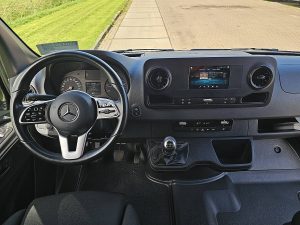 Deska rozdzielcza i stanowisko kierowcy — Mercedes-Benz SPRINTER 317 L2H2 RWD Mbux AC z 2023 roku