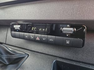 Wyposażenie specjalne wnętrza — Mercedes-Benz SPRINTER 317 L2H2 RWD Mbux AC z 2023 roku