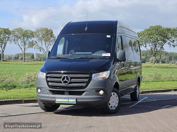 Mercedes-Benz SPRINTER 317 L2H2 RWD Mbux AC z 2023 roku, blaszak z zagranicy — przód pojazdu