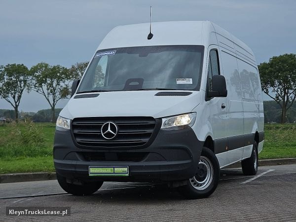 Mercedes-Benz SPRINTER 317 L3H2 Automaat MBUX10 z 2024 roku, blaszak z zagranicy — przód pojazdu