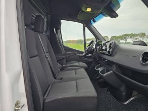 Wnętrze kabiny — Mercedes-Benz SPRINTER 317 L3H2 Automaat MBUX10 z 2024 roku