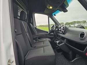 Wnętrze kabiny — Mercedes-Benz SPRINTER 317 L3H2 Automaat MBUX10 z 2024 roku
