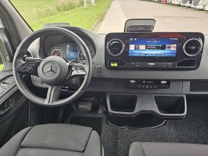 Deska rozdzielcza i stanowisko kierowcy — Mercedes-Benz SPRINTER 317 L3H2 Automaat MBUX10 z 2024 roku