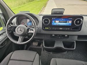 Deska rozdzielcza i stanowisko kierowcy — Mercedes-Benz SPRINTER 317 L3H2 Automaat MBUX10 z 2024 roku