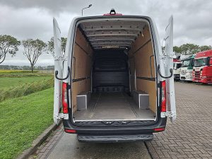 Przestrzeń ładunkowa — Mercedes-Benz SPRINTER 317 L3H2 Maxi LED Mbux10 z 2024 roku