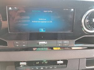Ekran z Apple CarPlay — Mercedes-Benz SPRINTER 319 L2H2 MBUX10  LED!! z 2023 roku