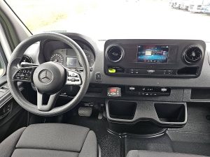 Deska rozdzielcza i stanowisko kierowcy — Mercedes-Benz SPRINTER 516 CDI 37 DL FRIGO z 2021 roku