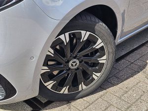 Opony z dobrym bieżnikiem — Mercedes-Benz V-KLASSE 250 CDI Full 7-persoons EUR6 z 2025 roku