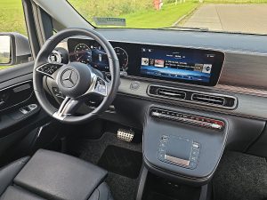 Deska rozdzielcza i stanowisko kierowcy — Mercedes-Benz V-KLASSE 250 CDI Full 7-persoons EUR6 z 2025 roku