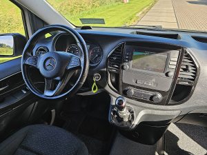 Deska rozdzielcza i stanowisko kierowcy — Mercedes-Benz VITO 110 L2 LED Euro6 Carplay z 2021 roku