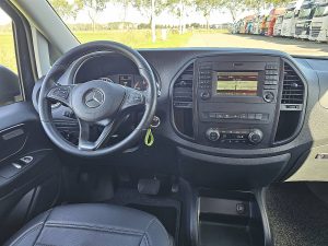 Deska rozdzielcza i stanowisko kierowcy — Mercedes-Benz VITO 114 ac automaat EURO6 z 2018 roku