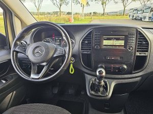 Deska rozdzielcza i stanowisko kierowcy — Mercedes-Benz VITO 114 L2 Airco Euro6! z 2019 roku