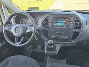 Deska rozdzielcza i stanowisko kierowcy — Mercedes-Benz VITO 114 L2 Carplay Camera AC z 2022 roku