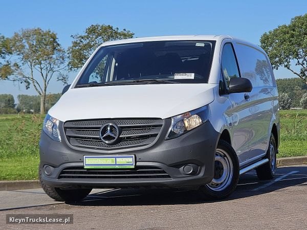 Mercedes-Benz VITO 114 L2 Carplay Camera AC z 2022 roku, blaszak z zagranicy — przód pojazdu