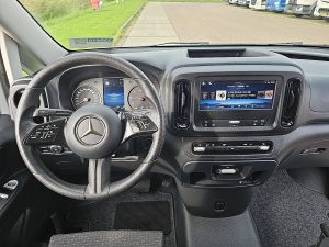 Deska rozdzielcza i stanowisko kierowcy — Mercedes-Benz VITO 116 nwe type ac aut EUR6 z 2024 roku