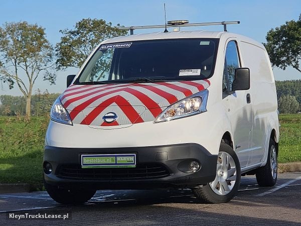 Nissan E-NV200 ac aut wltp 200 kms z 2021 roku, blaszak z zagranicy — przód pojazdu
