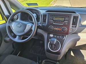 Deska rozdzielcza i stanowisko kierowcy — Nissan E-NV200 ac aut wltp 200 kms z 2021 roku