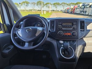 Deska rozdzielcza i stanowisko kierowcy — Nissan E-NV200 ac aut wltp 200 kms z 2021 roku
