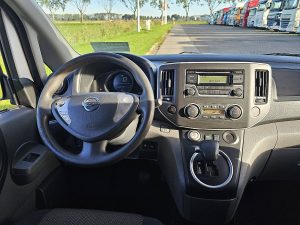 Deska rozdzielcza i stanowisko kierowcy — Nissan E-NV200 ac aut wltp 200 kms z 2021 roku
