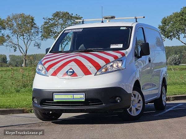 Nissan E-NV200 ac aut wltp 200 kms z 2021 roku, blaszak z zagranicy — przód pojazdu