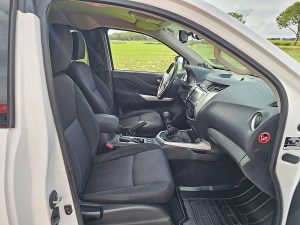 Wnętrze kabiny — Nissan NAVARA 2.3 4WD 4x4 160Pk NAP z 2019 roku