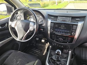 Deska rozdzielcza i stanowisko kierowcy — Nissan NAVARA 2.3 4WD 4x4 160Pk NAP z 2019 roku