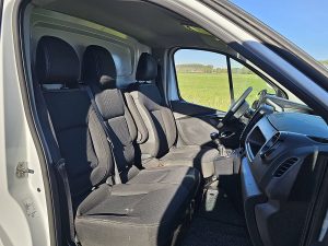Wnętrze kabiny — Nissan NV 300 L2 Lang Euro6 Airco! z 2022 roku