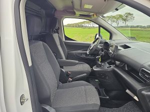 Wnętrze kabiny — Opel COMBO 1.5 L2 2xZijdeur NAP AC! z 2021 roku