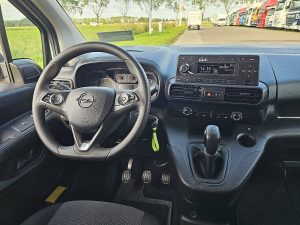 Deska rozdzielcza i stanowisko kierowcy — Opel COMBO 1.5 L2 2xZjdeur NAP Eur6 z 2021 roku