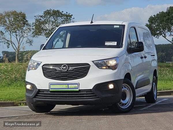 Opel COMBO 1.5 L2 2xZjdeur NAP Eur6 z 2021 roku, kompaktowy dostawczak z zagranicy — przód pojazdu