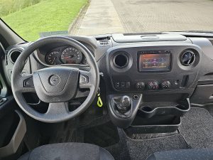 Deska rozdzielcza i stanowisko kierowcy — Opel MOVANO 2.3 z 2018 roku