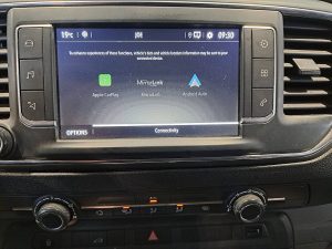 Ekran z Apple CarPlay — Opel VIVARO 1.5 L2 NAP Euro6 Navi! z 2020 roku