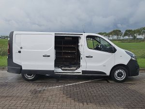 Drzwi boczne przestrzeni ładunkowej — Opel VIVARO 1.6 z 2017 roku