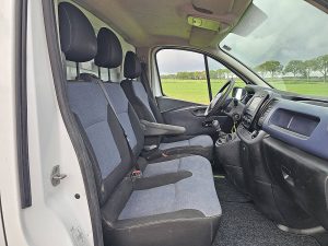 Wnętrze kabiny — Opel VIVARO 1.6 z 2017 roku