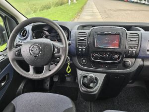 Deska rozdzielcza i stanowisko kierowcy — Opel VIVARO 1.6 z 2017 roku