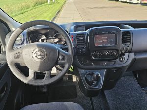 Deska rozdzielcza i stanowisko kierowcy — Opel VIVARO 1.6 CDTI 125 EDITION L1 z 2020 roku