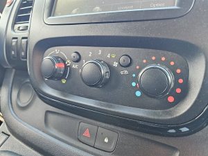 Wyposażenie specjalne wnętrza — Opel VIVARO 1.6 CDTI 125 EDITION L1 z 2020 roku