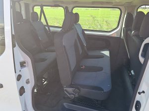 Rzędy siedzeń i ścianka działowa — Opel VIVARO 1.6 L1H1 Kombi 9P Airco z 2019 roku