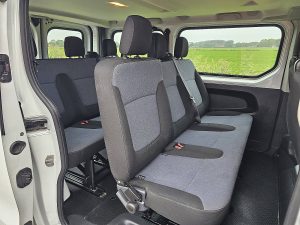 Rzędy siedzeń i ścianka działowa — Opel VIVARO 1.6 L1H1 Kombi 9P Airco z 2019 roku