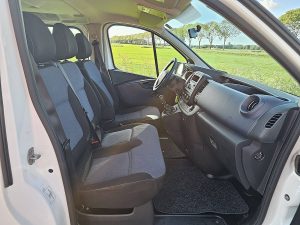 Wnętrze kabiny — Opel VIVARO 1.6 L1H1 Kombi 9P Airco z 2019 roku