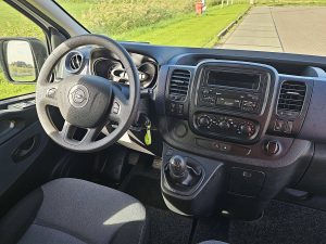 Deska rozdzielcza i stanowisko kierowcy — Opel VIVARO 1.6 L1H1 Kombi 9P Airco z 2019 roku