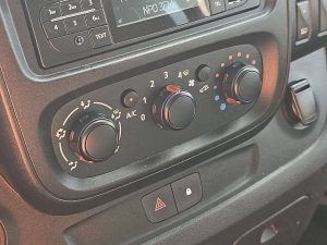 Wyposażenie specjalne wnętrza — Opel VIVARO 1.6 L1H1 Kombi 9P Airco z 2019 roku